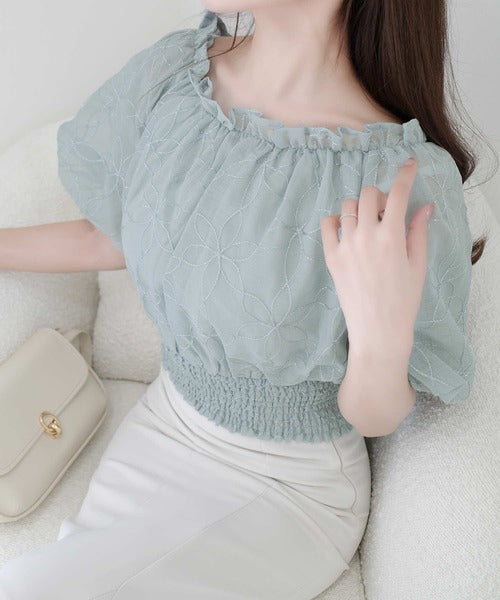 【mily bilet】あなたのスタイルにさらなる魅力をプラス。オフショル2WAY花柄コード刺繍バックリボンブラウス mi1139077