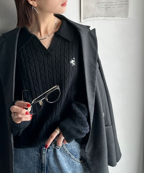 ”品よく華やぐ”。大人のマストバイニット。胸刺繍ケーブル編みポロ襟スキッパーニット ce1050308
