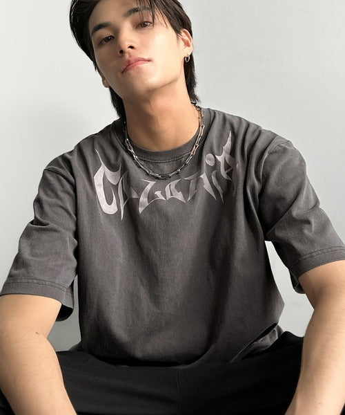 「1着でキマる。」ピグメント加工マットグラフィック柄Tシャツ / Pigment-Washed Matte Graphic T-Shirt co1150028