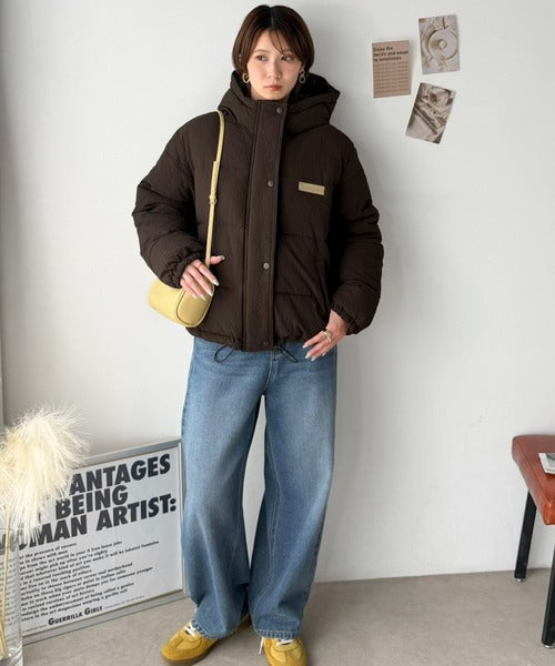 《JaVaジャバコラボ》男女兼用で楽しめる！ふんわり暖かな冬の相棒。フード付きサッカー素材中綿ブルゾン（ショート丈） jv1240140