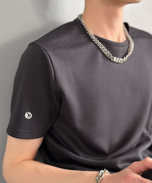 【接触冷感機能付き】肩切り替え袖刺繍ショート丈ダンボール素材Tシャツ／Shoulder Panel Cropped Double-Knit T-Shirt co1010055