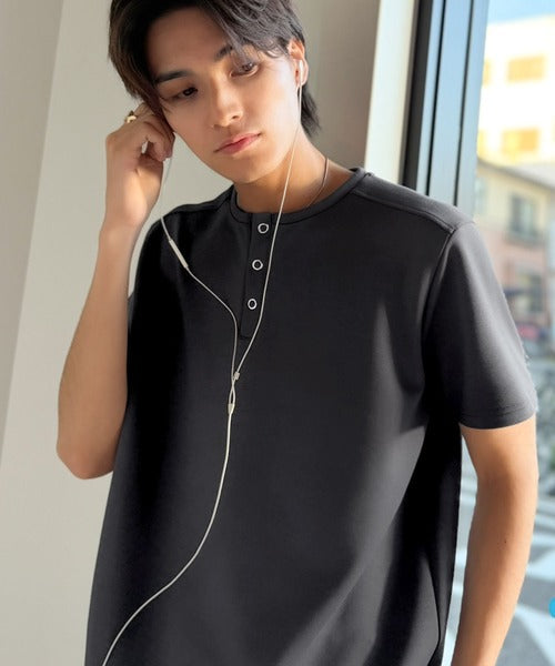 【接触冷感機能付き】肩切り替えショート丈ダンボール素材ヘンリーネックTシャツ／Shoulder Panel Cropped Double-Knit Henley T-Shirt co1010056