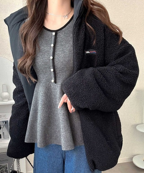 【mily bilet】秋薫る上品シルエット♪フリルで華やぐ主役級トップス。 配色パールボタンリブニットペプラムトップス mi1359031