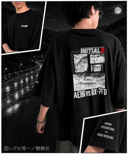 《頭文字D × JaVaコラボ》藤原拓海 vs 高橋兄弟 秋名バトルシーン グラフィック 半袖Tシャツ 【接触冷感・UVカット機能付き素材】 jo1150092