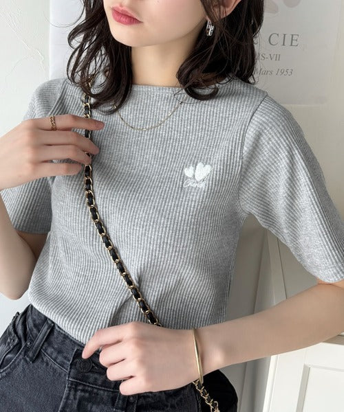 胸元にキュン。ハートサガラ刺繍テレコリブ素材ボートネックTシャツ（半袖） ce1330019