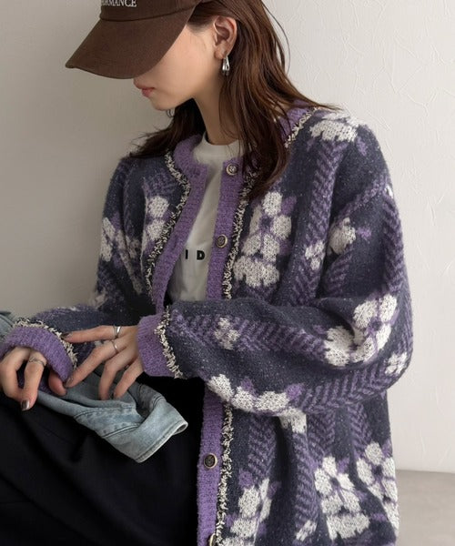 一枚で、レトロ可愛いの全部盛り。花柄ジャガード×ゴールドボタン フリンジニットカーディガン(長袖） ce1020398