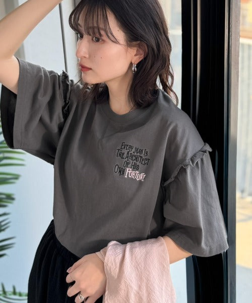 ほどよい甘さと抜け感を。大人かわいい綿100%袖フリル胸刺繍トップス(半袖) ce1020338