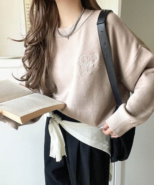 スウェットライクで”魅せる”大人のリラクシーな1枚。胸元サインロゴ刺繍入りニット ce1260482