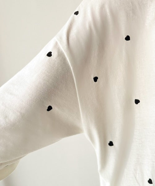 《JaVaジャバコラボ》“可愛い”がさりげなく溶け込む。袖ネーム付きミニハート総刺繍Tシャツ(長袖) jv1010498