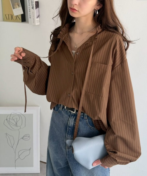 【防シワ機能付き】華やかフリルで印象チェンジ。前後2WAYで楽しむ、襟フリルリボンシャツ(長袖) ce1025024