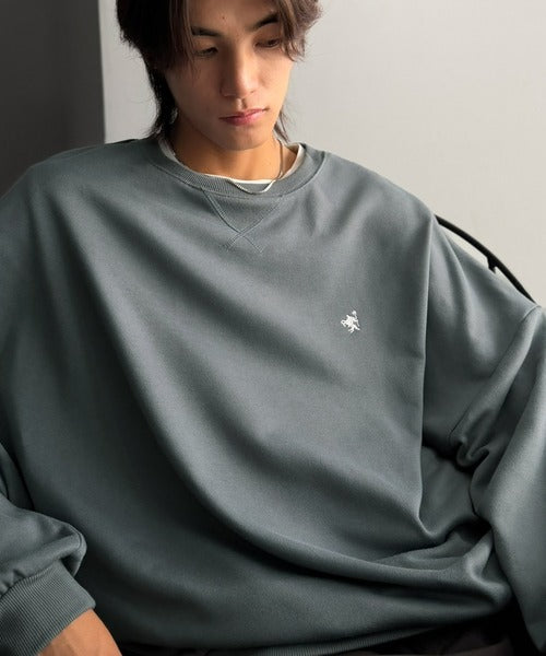 《JaVaジャバコラボ》毎日に、肩の力を抜いた洒落感を。胸刺繍ライトウェイト裏毛ドルマントレーナー jo0780028