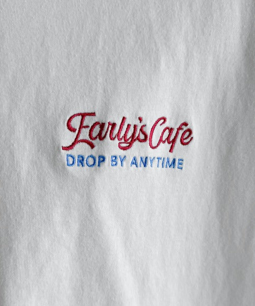 《JaVaジャバコラボ》遊び心のあるカフェロゴが映えるバックプリントT。刺繍使いハンバーガーデザインTシャツ jo1320016