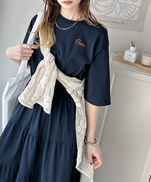 女性らしさを引き立てるデザインが魅力。胸刺繍ドロストティアードワンピース ce1260391