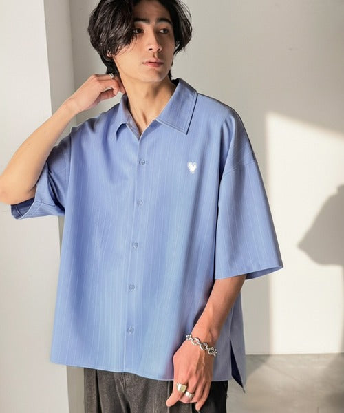 《JaVaジャバコラボ》羽織りとしても重宝する、汎用性の高さが魅力！刺繍入り ヘリンボーン織ストライプ柄 オーバーサイズ半袖シャツ jo1010044