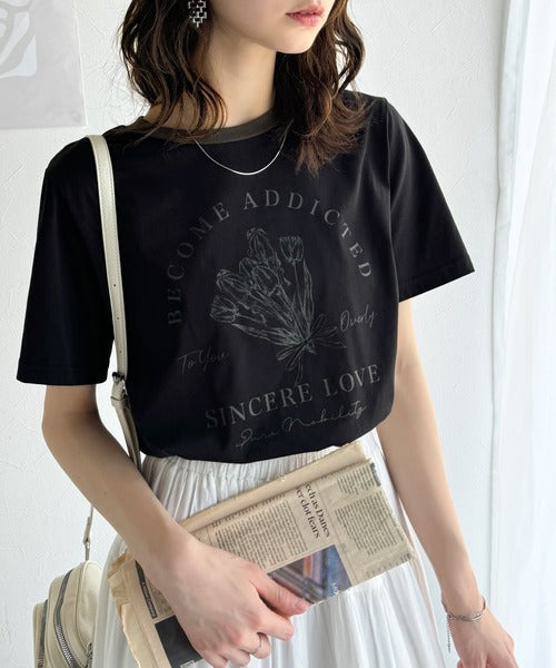 トレンドのディテールが魅力。シルケットフラワーカーブロゴリンガー半袖Tシャツ ce1020196