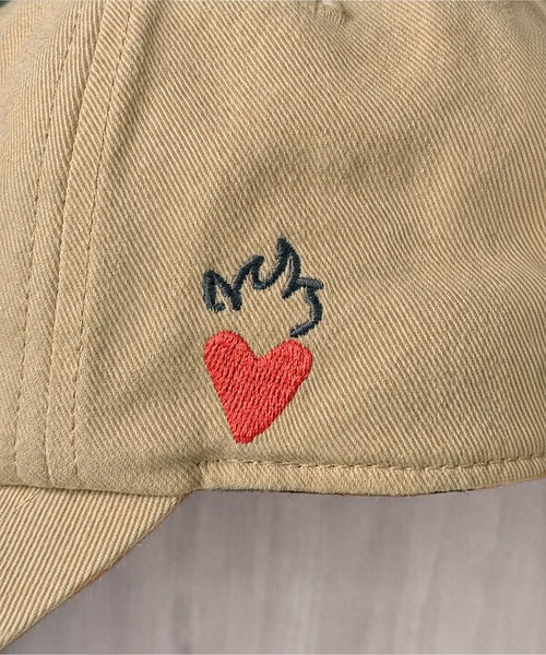 《JaVaジャバコラボ》いつものスタイルに、ちょうどいいアクセント。綿100％手書き風ハート刺繍英字キャップ jv1179082