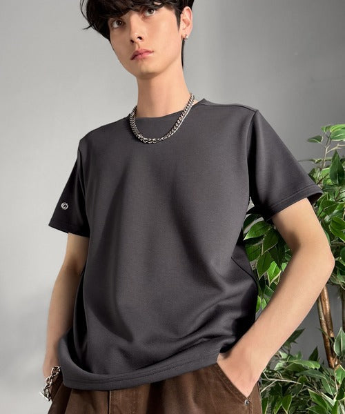 【接触冷感機能付き】肩切り替え袖刺繍ショート丈ダンボール素材Tシャツ／Shoulder Panel Cropped Double-Knit T-Shirt co1010055