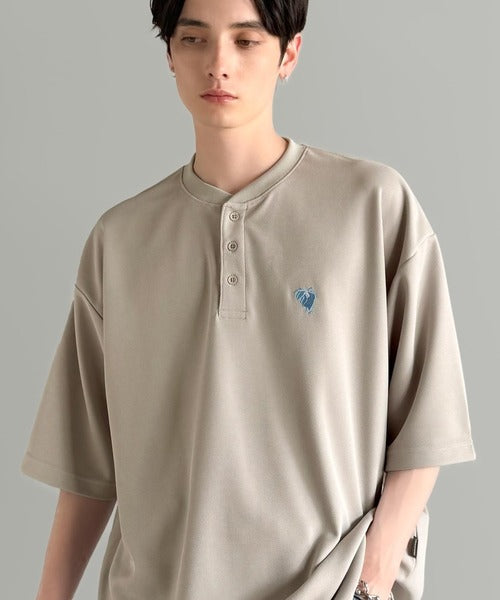 「大人びた遊び心。」刺繍入りハイクオリティダブルフェイス素材バンドカラーポロシャツ／Embroidered High-Quality Double Face Band Collar Polo co1150027