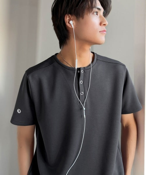 【接触冷感機能付き】肩切り替えショート丈ダンボール素材ヘンリーネックTシャツ／Shoulder Panel Cropped Double-Knit Henley T-Shirt co1010056