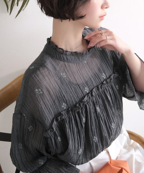 【Classical Evon】風をまとうように、涼やかに映える。前後2wayシアー楊柳小花柄刺繍フリルブラウス ev1240129