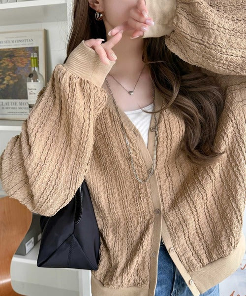 こんなの欲しかった！を叶える一着。羽織りやすくて、主役級。フリルジャガードVネックカーディガン（長袖） ce1350032
