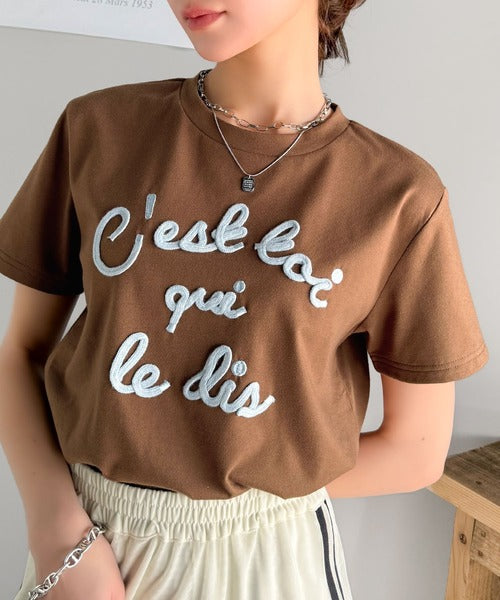 【mily bilet】着るだけでオシャレ感！ロゴプレート付きカラーフレンチコード刺繍Tシャツ(半袖) mi1329015