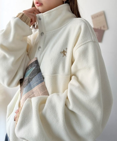 《JaVa ジャバコラボ》暖かさも、お洒落感も、欲張りに。胸刺繍ジャガード切り替えハーフボタンフリースプルオーバー jv1010674