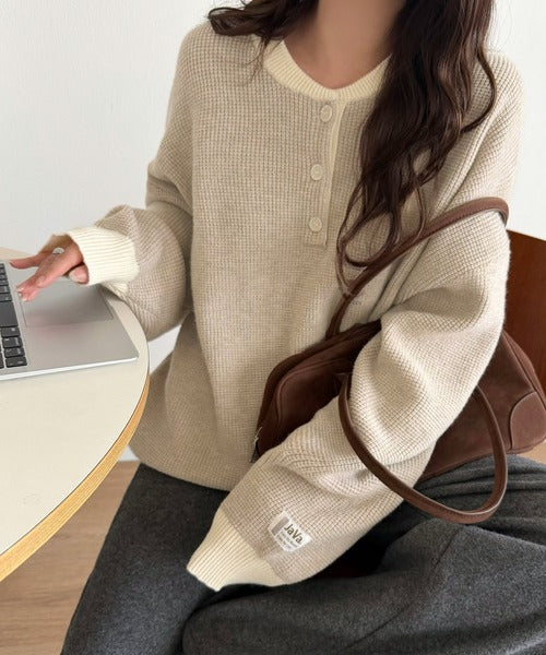 《JaVaジャバコラボ》ふっくら、袖たっぽり。ワッフル編みヘンリーネックオーバーサイズ配色ニット jv1350022