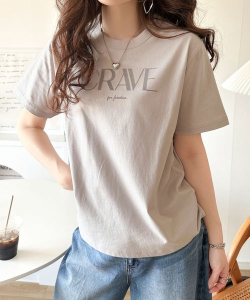 【sustaina+】垢抜けた大人カジュアル。オーガニックコットン100％フロッキーロゴプリントTシャツ ce1260398