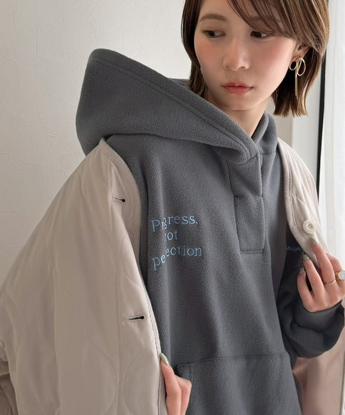 ふわっとあったか、秋冬の“欲しい”をぎゅっと♪刺繍デザインスキッパー衿フリースパーカー ce1020395