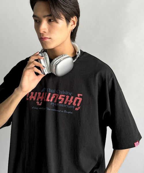 《JaVaジャバコラボ》お洒落見え確定。綿100％タイ料理メニュー風プリントルーズフィットTシャツ(オーバーサイズ) jv1029127