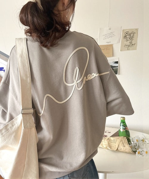 立体感のある刺繍がトレンドムード。paeanバック ウェーブコード刺繍 BIG刺繍 オーバーサイズ スウェット トップス ce1260418
