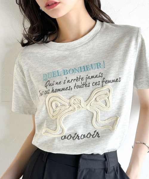 【mily bilet】華やか大人ガーリー。リボンコード刺繍プレートデザインTシャツ mi1329025