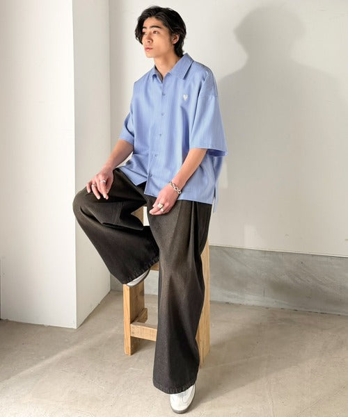 《JaVaジャバコラボ》羽織りとしても重宝する、汎用性の高さが魅力！刺繍入り ヘリンボーン織ストライプ柄 オーバーサイズ半袖シャツ jo1010044