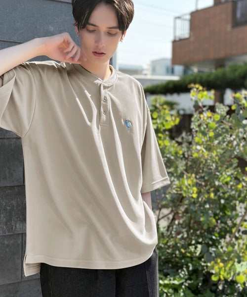 「大人びた遊び心。」刺繍入りハイクオリティダブルフェイス素材バンドカラーポロシャツ／Embroidered High-Quality Double Face Band Collar Polo co1150027