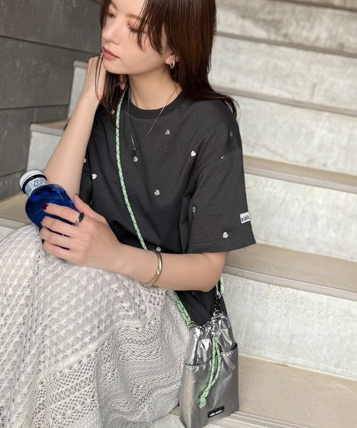 《JaVaジャバコラボ》春夏のカジュアルに、大人の“可愛い”をプラス。ミニハート刺繍Tシャツ（半袖） jv1010470