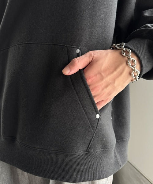 【Classical Origin】「フードの存在感。」裏起毛ロゴ＆スタッズ使いプルパーカー／Brushed Lining Logo＆Stud Accents Pullover Hoodie co1150071