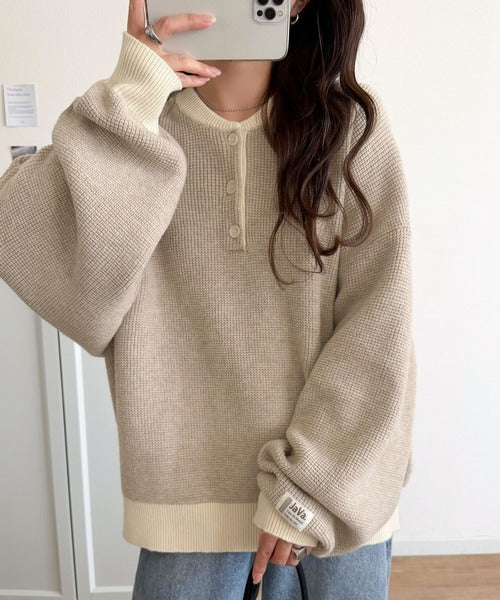 《JaVaジャバコラボ》ふっくら、袖たっぽり。ワッフル編みヘンリーネックオーバーサイズ配色ニット jv1350022