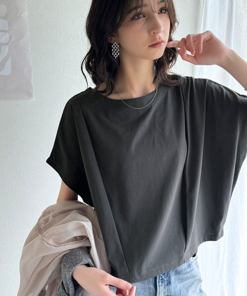 ひんやり素材で涼しく快適に。こなれタックデザインの半袖フレンチスリーブカットソー。（接触冷感機能付き） ce1050264