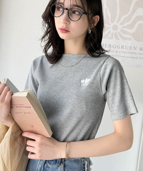 胸元にキュン。ハートサガラ刺繍テレコリブ素材ボートネックTシャツ（半袖） ce1330019