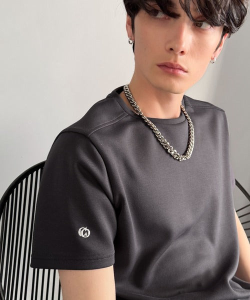 【接触冷感機能付き】肩切り替え袖刺繍ショート丈ダンボール素材Tシャツ／Shoulder Panel Cropped Double-Knit T-Shirt co1010055