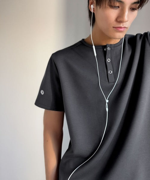 【接触冷感機能付き】肩切り替えショート丈ダンボール素材ヘンリーネックTシャツ／Shoulder Panel Cropped Double-Knit Henley T-Shirt co1010056