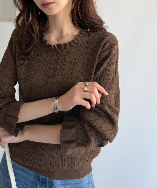 甘すぎないのがちょうどいい、大人のためのフリルニット。アイレット柄フリルニット (長袖) ce1020404