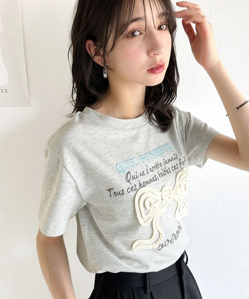 【mily bilet】華やか大人ガーリー。リボンコード刺繍プレートデザインTシャツ mi1329025