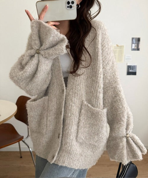 袖まで可愛い、ゆるっと愛されシルエット。キャンディスリーブ袖ボタンブークレーカーディガン ce1410020