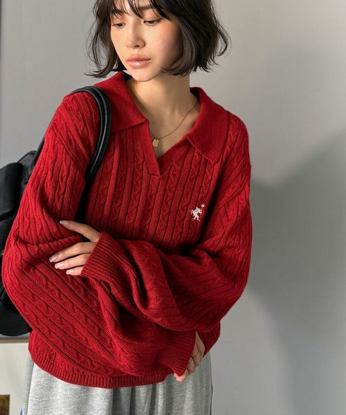 ”品よく華やぐ”。大人のマストバイニット。胸刺繍ケーブル編みポロ襟スキッパーニット ce1050308