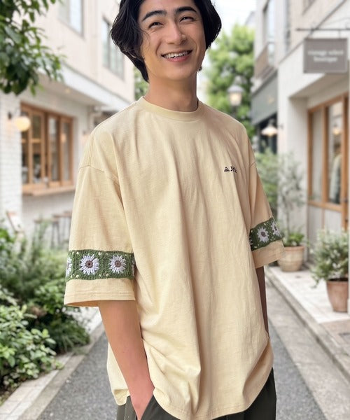 《JaVaジャバコラボ》袖先に遊びと清涼感を。袖クロシェ編み 配色切り替えデザインTシャツ jo1150094