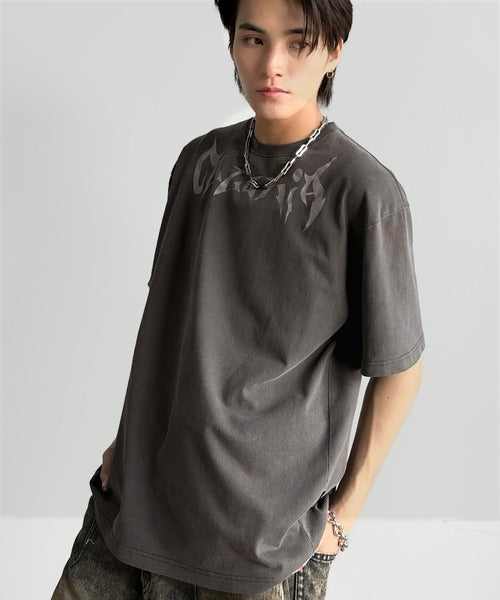 「1着でキマる。」ピグメント加工マットグラフィック柄Tシャツ / Pigment-Washed Matte Graphic T-Shirt co1150028