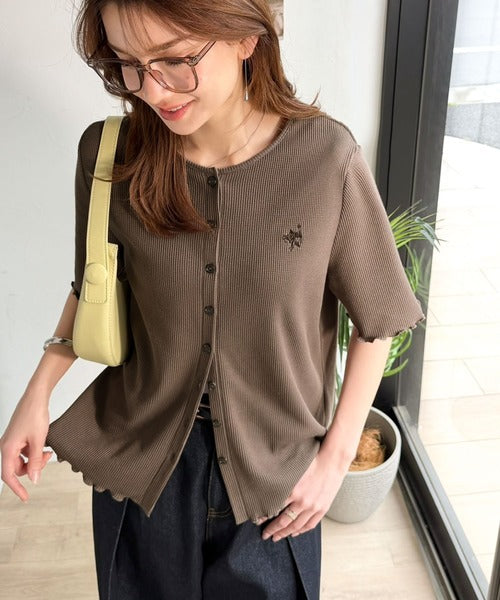小さめ刺繍の上品さで、ラフなのにきれい見え。胸刺繍メロウワッフルカーディガン（半袖） ce1110192