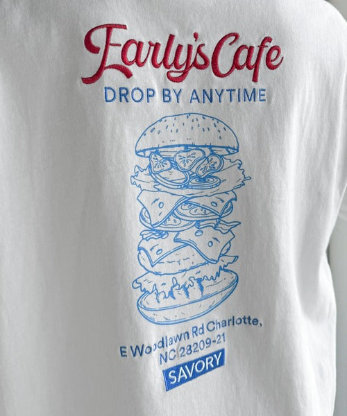 《JaVaジャバコラボ》遊び心のあるカフェロゴが映えるバックプリントT。刺繍使いハンバーガーデザインTシャツ jo1320016